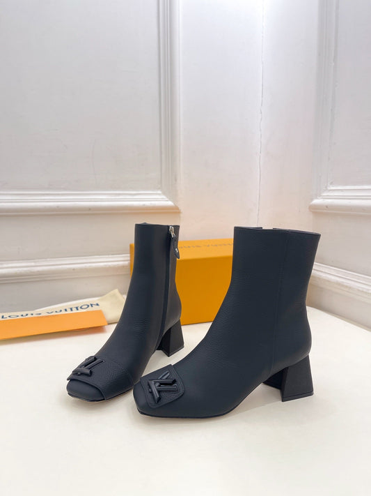 ANKLE BOOTS BLOCK HEEL 5.5 CM IN BLACK PEPPLE CALFSKIN - 35