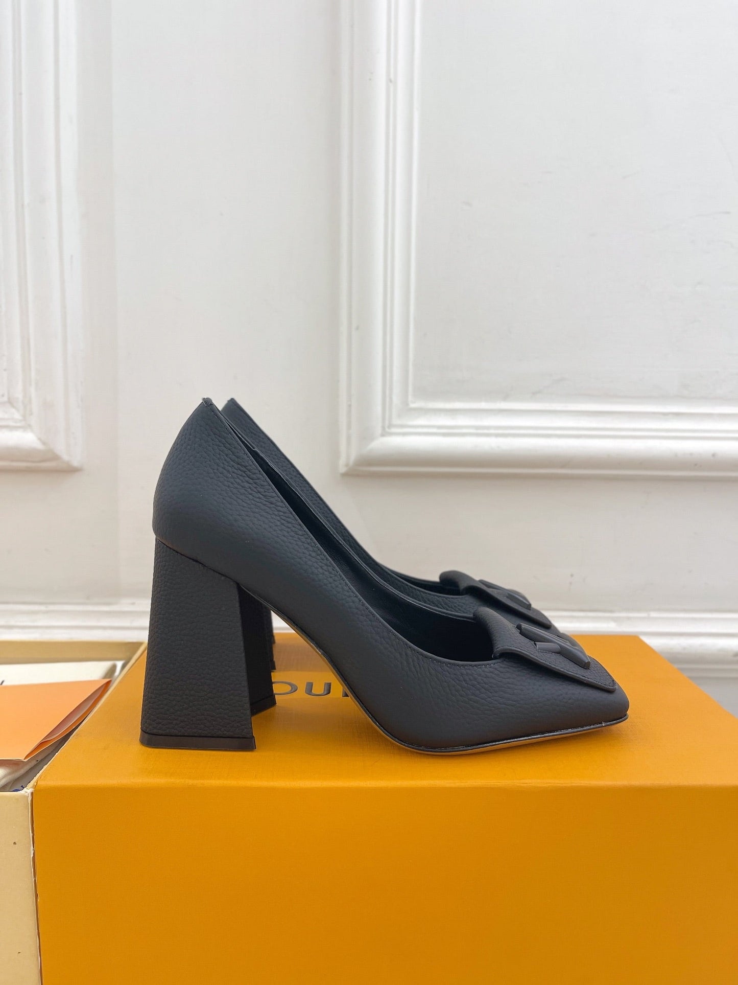 SHAKE PUMP BLOCK HEEL 9 CM SANDALS IN BLACK PEPPLE CALFSKIN - 35