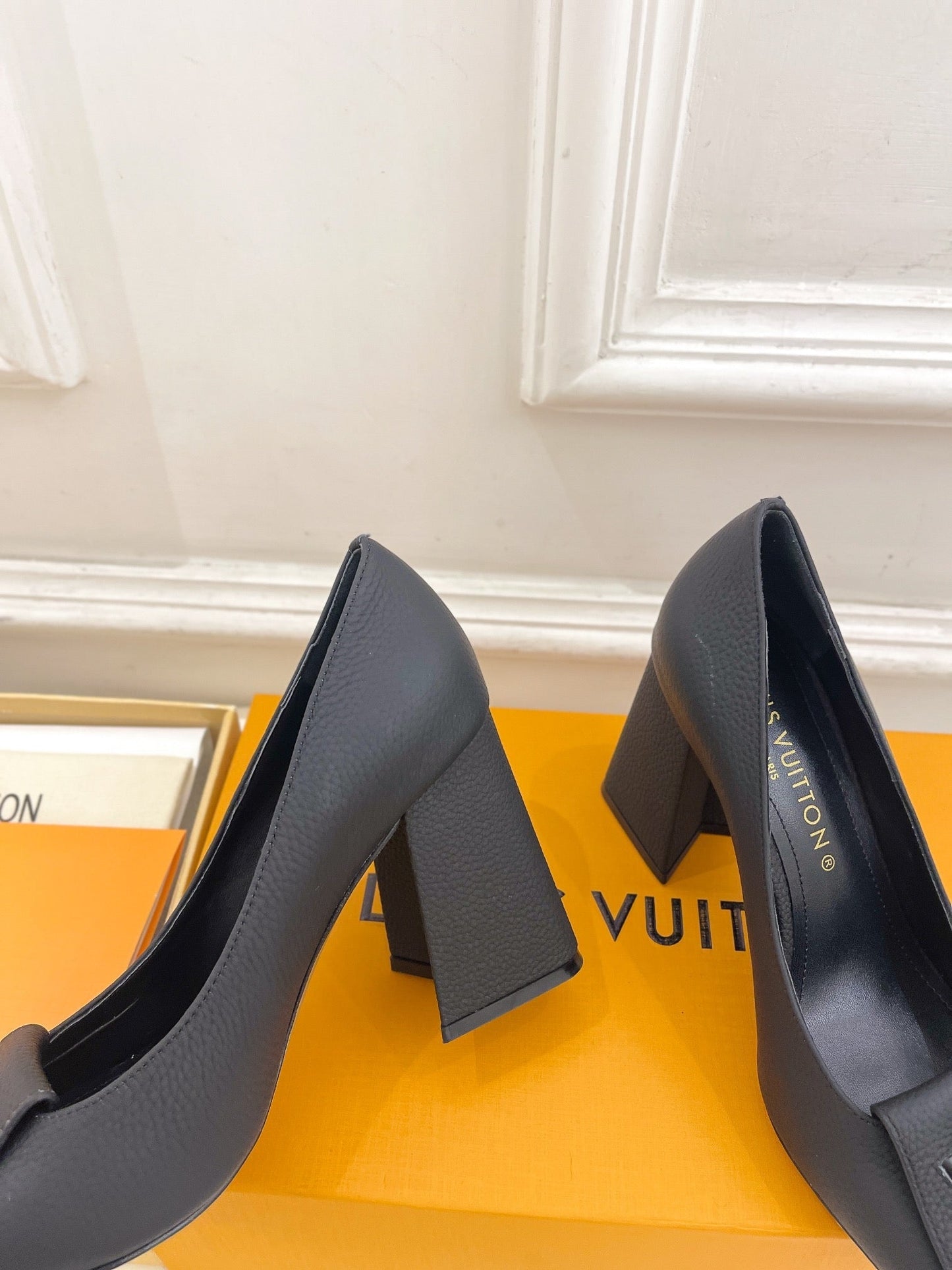 SHAKE PUMP BLOCK HEEL 9 CM SANDALS IN BLACK PEPPLE CALFSKIN - 35