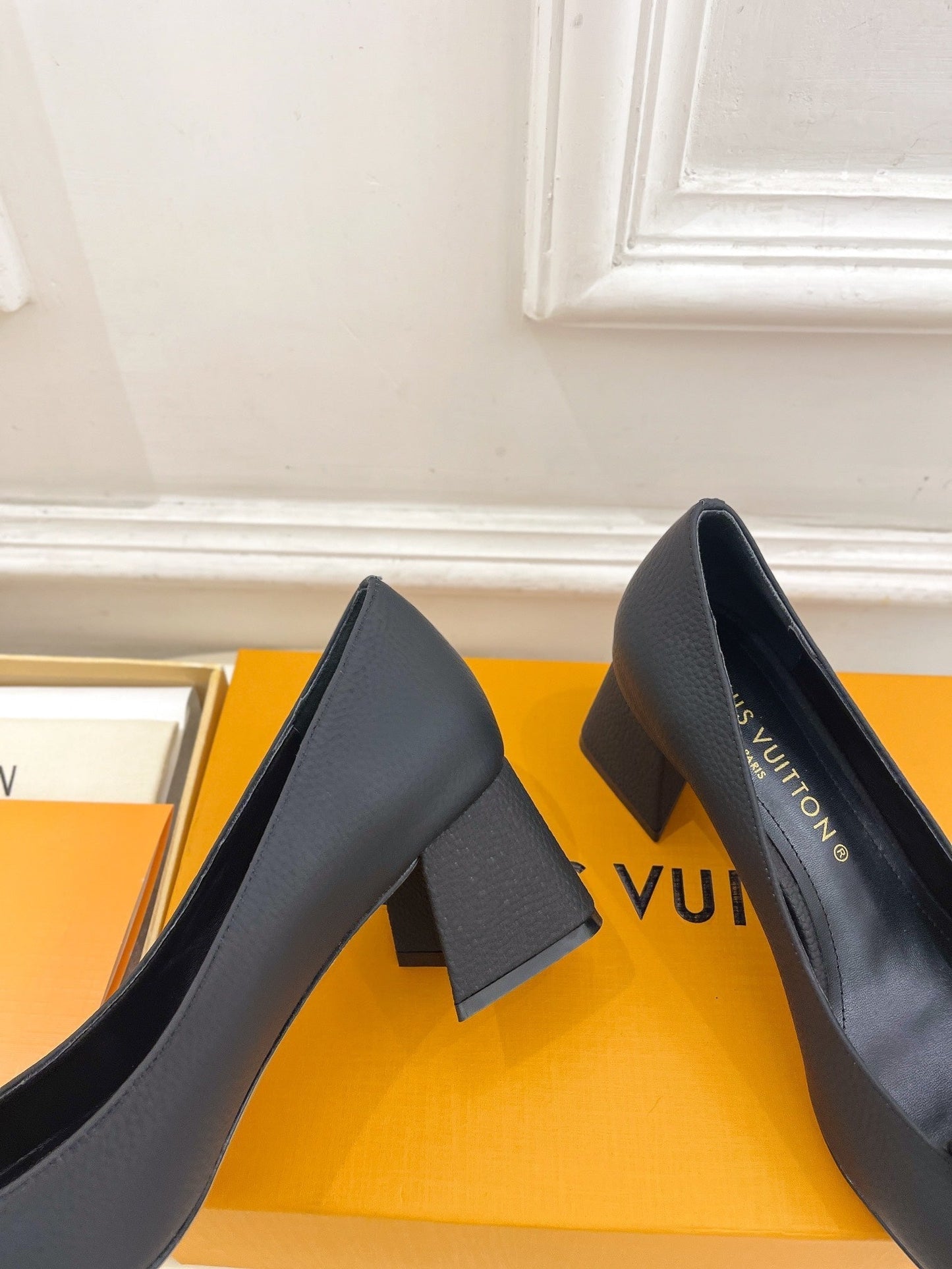 SHAKE PUMP BLOCK HEEL 5.5 CM SANDALS IN BLACK PEPPLE CALFSKIN - 35