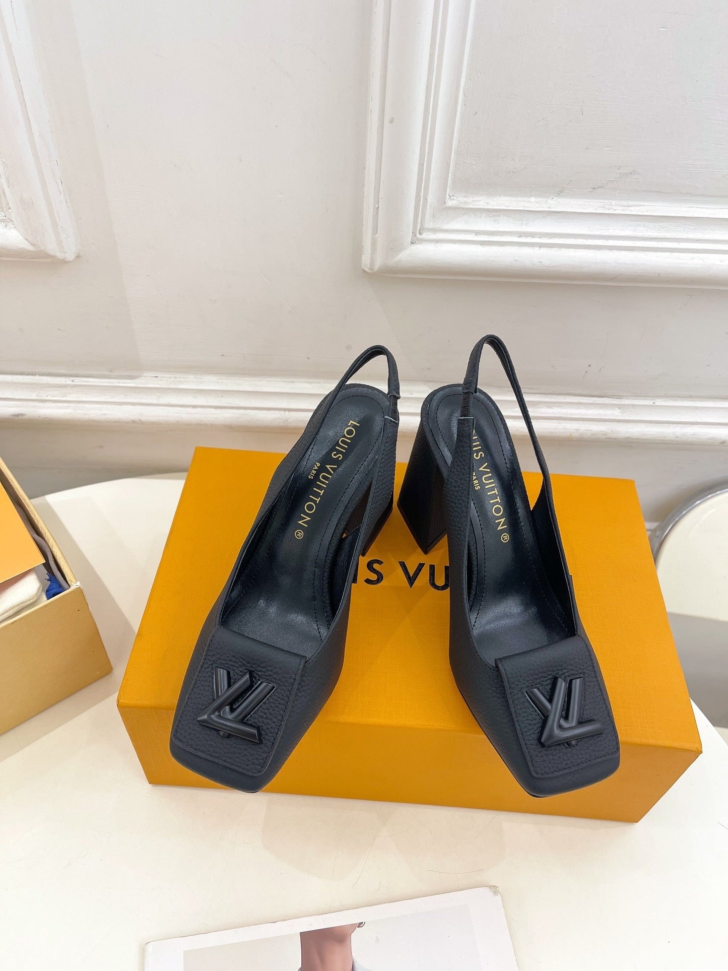 SHAKE SQUARE-TOE BLOCK HEEL 9 CM SANDALS IN BLACK PEPPLE CALFSKIN - 35