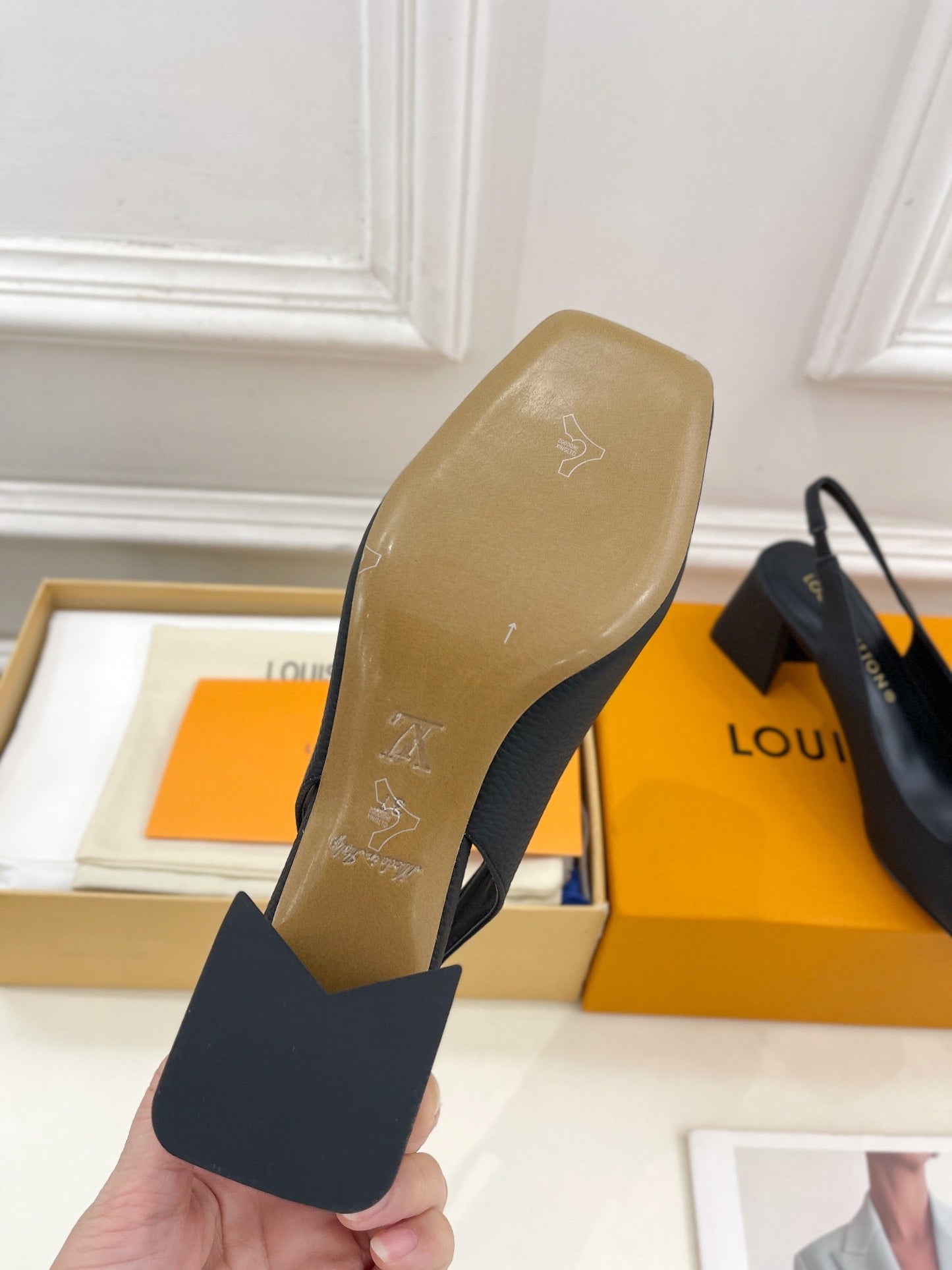 SHAKE SQUARE-TOE BLOCK HEEL 5.5 CM SANDALS IN BLACK PEPPLE CALFSKIN - 35