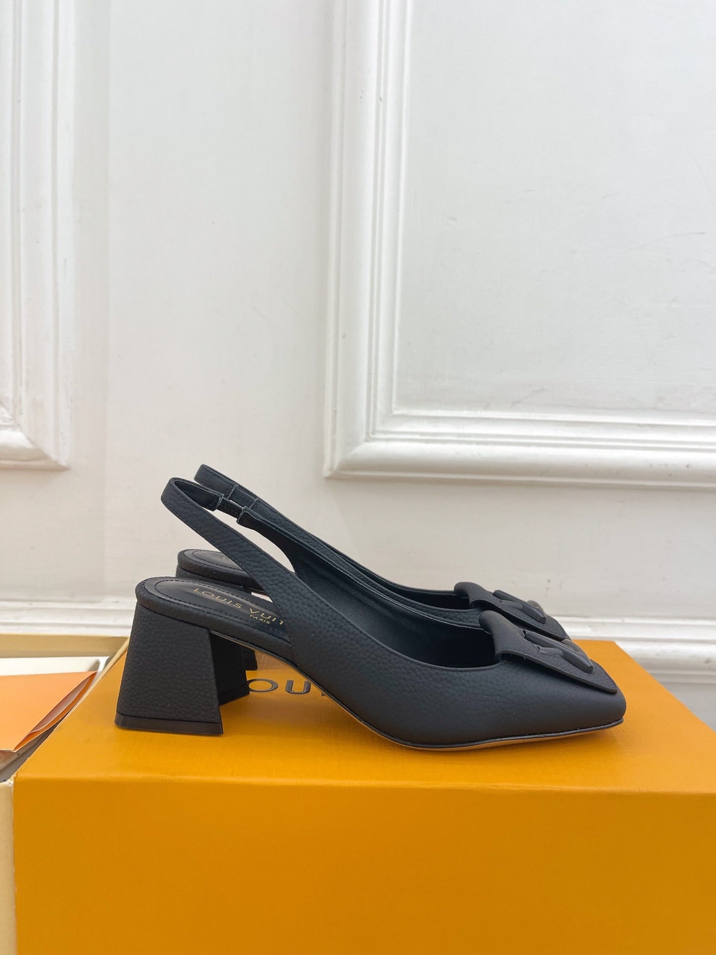 SHAKE SQUARE-TOE BLOCK HEEL 5.5 CM SANDALS IN BLACK PEPPLE CALFSKIN - 35