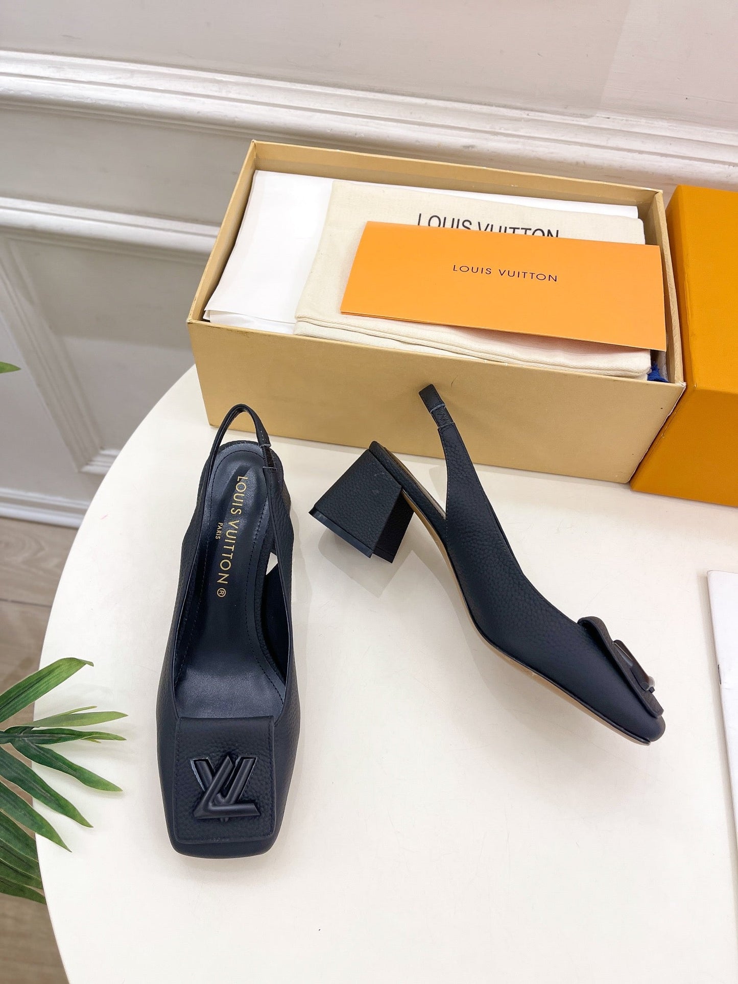 SHAKE SQUARE-TOE BLOCK HEEL 5.5 CM SANDALS IN BLACK PEPPLE CALFSKIN - 35