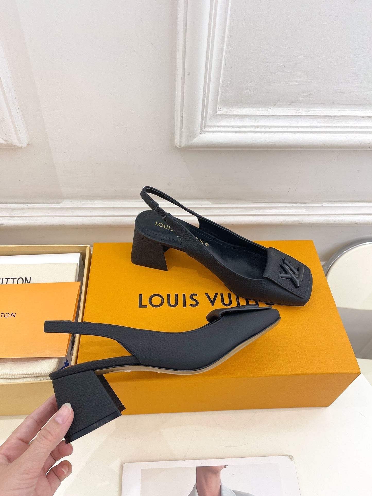SHAKE SQUARE-TOE BLOCK HEEL 5.5 CM SANDALS IN BLACK PEPPLE CALFSKIN - 35