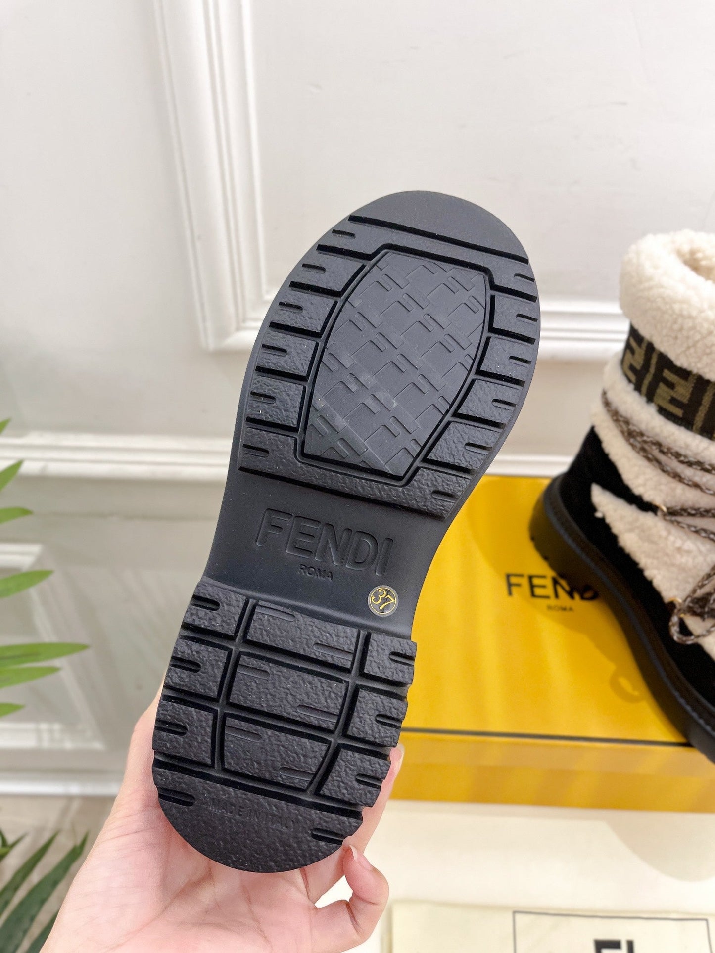 FENDI BOOTS 50MM IN BLACK AND BEIGE SHEARLING AND SUEDE - 35