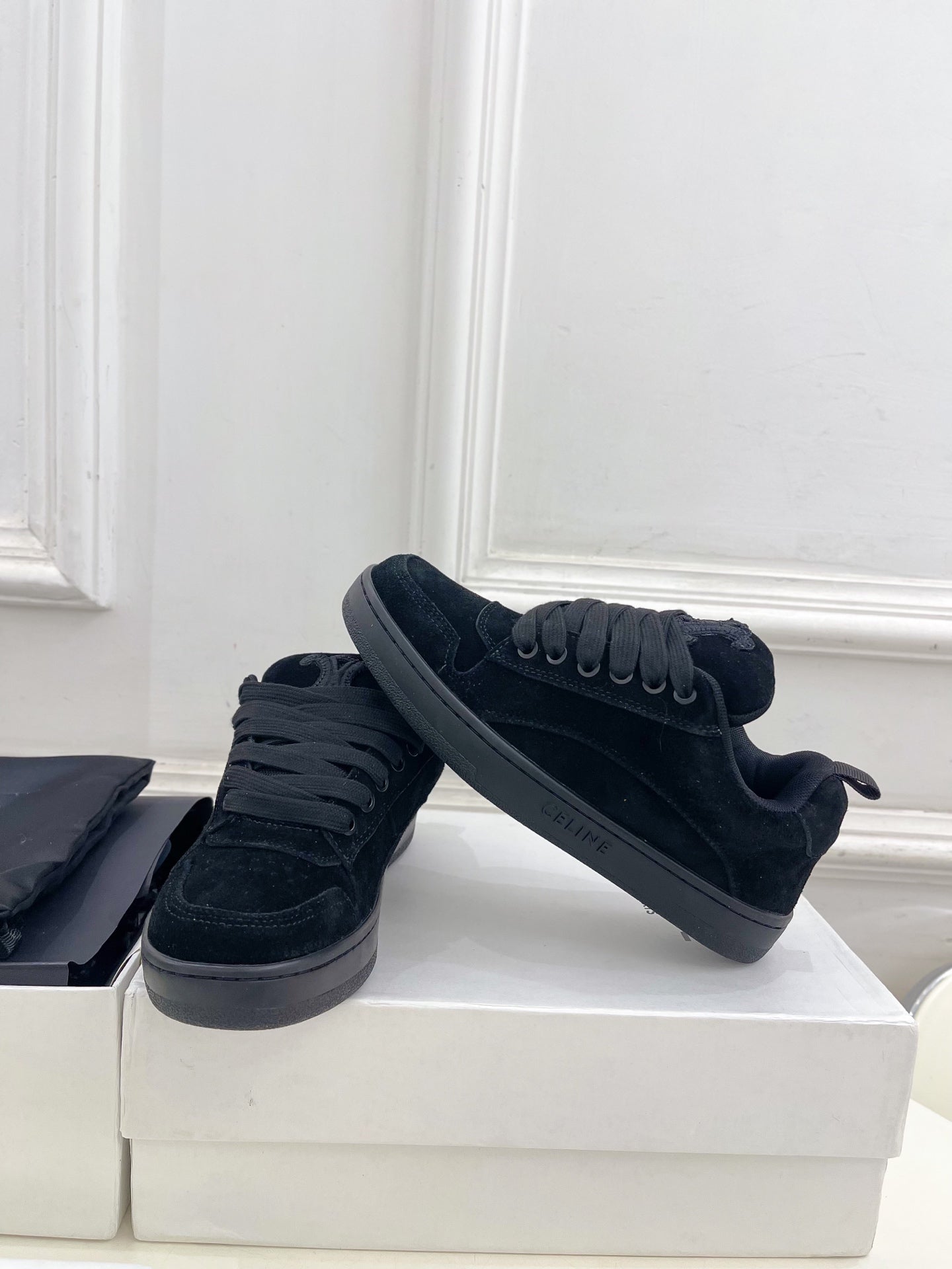 HUNTINGTON LOW LACE-UP SNEAKER IN BLACK SUEDE AND MESH - 35