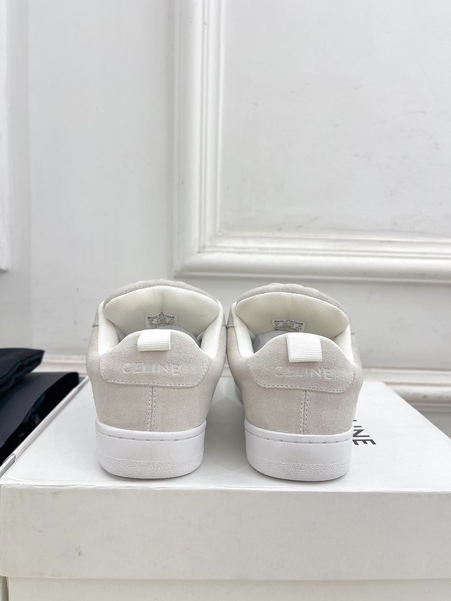 HUNTINGTON LOW LACE-UP SNEAKER IN PALE GRAY SUEDE AND MESH - 35