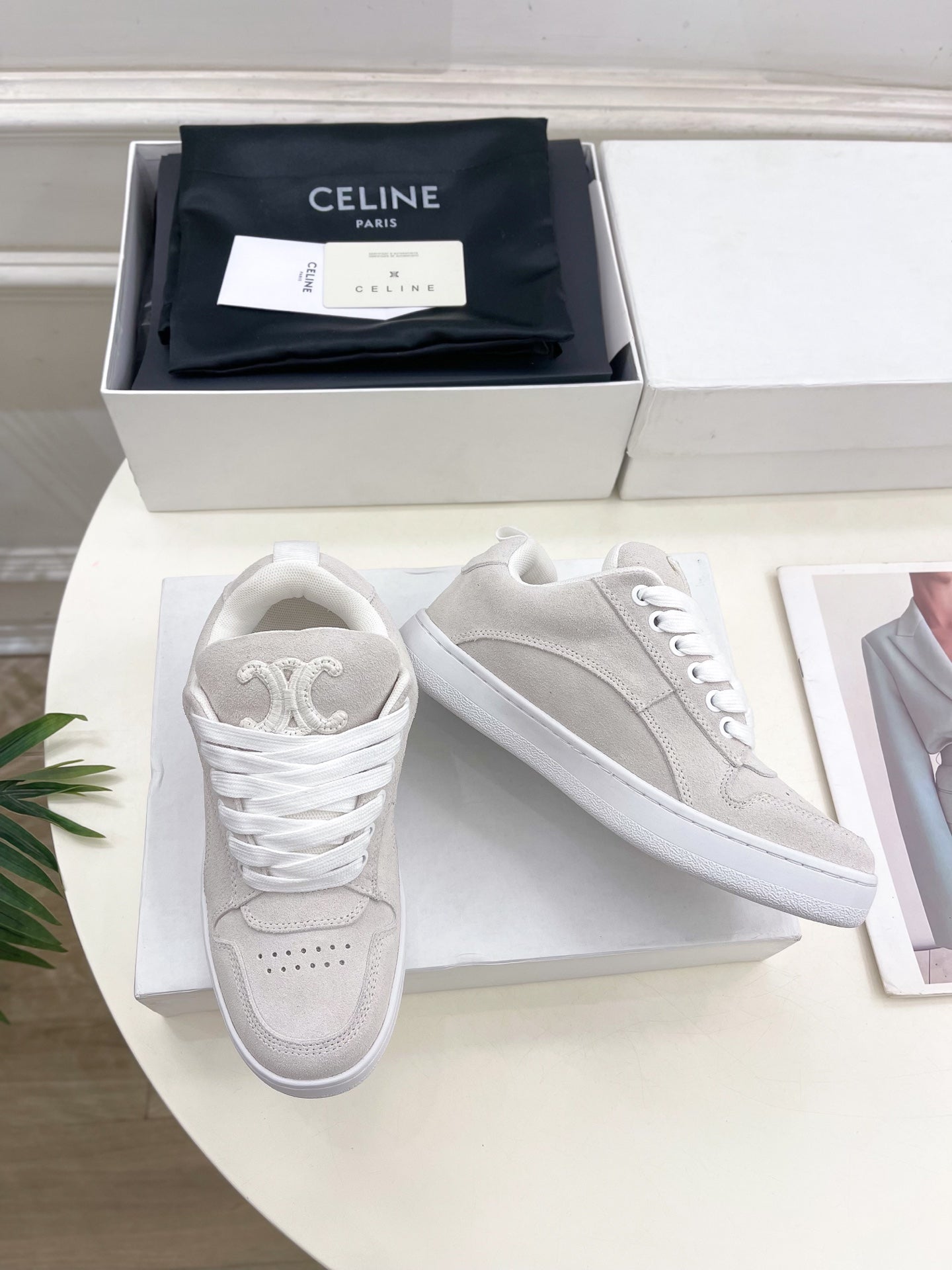 HUNTINGTON LOW LACE-UP SNEAKER IN PALE GRAY SUEDE AND MESH - 35