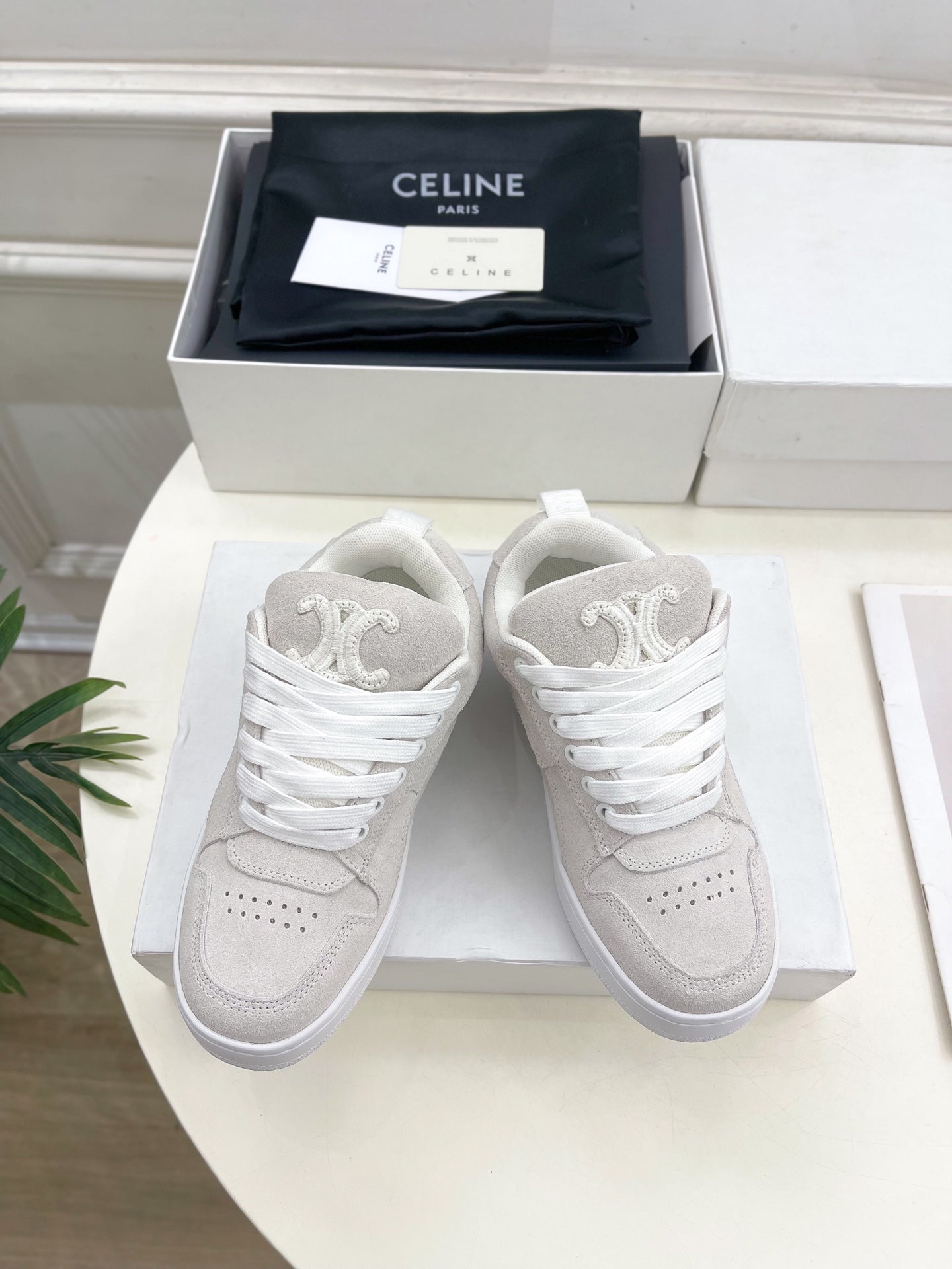 HUNTINGTON LOW LACE-UP SNEAKER IN PALE GRAY SUEDE AND MESH - 35