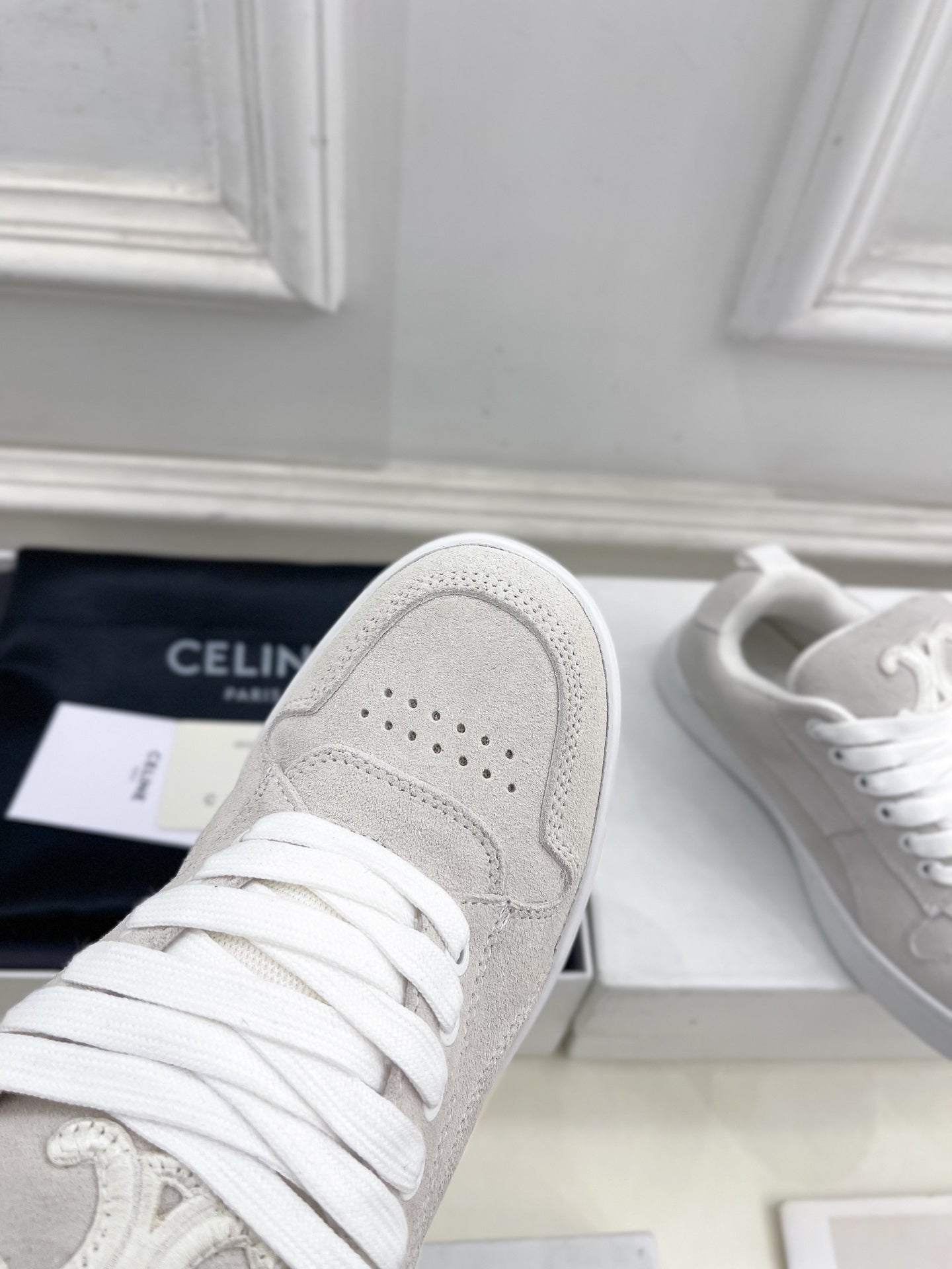 HUNTINGTON LOW LACE-UP SNEAKER IN PALE GRAY SUEDE AND MESH - 35
