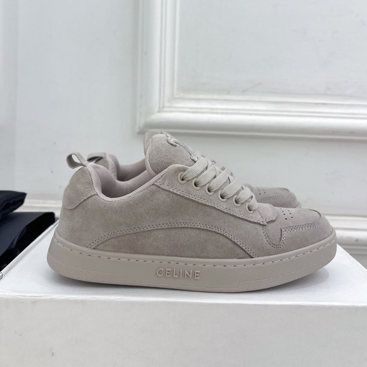 HUNTINGTON LOW LACE-UP SNEAKER IN PASTEL GRAY SUEDE AND MESH - 35
