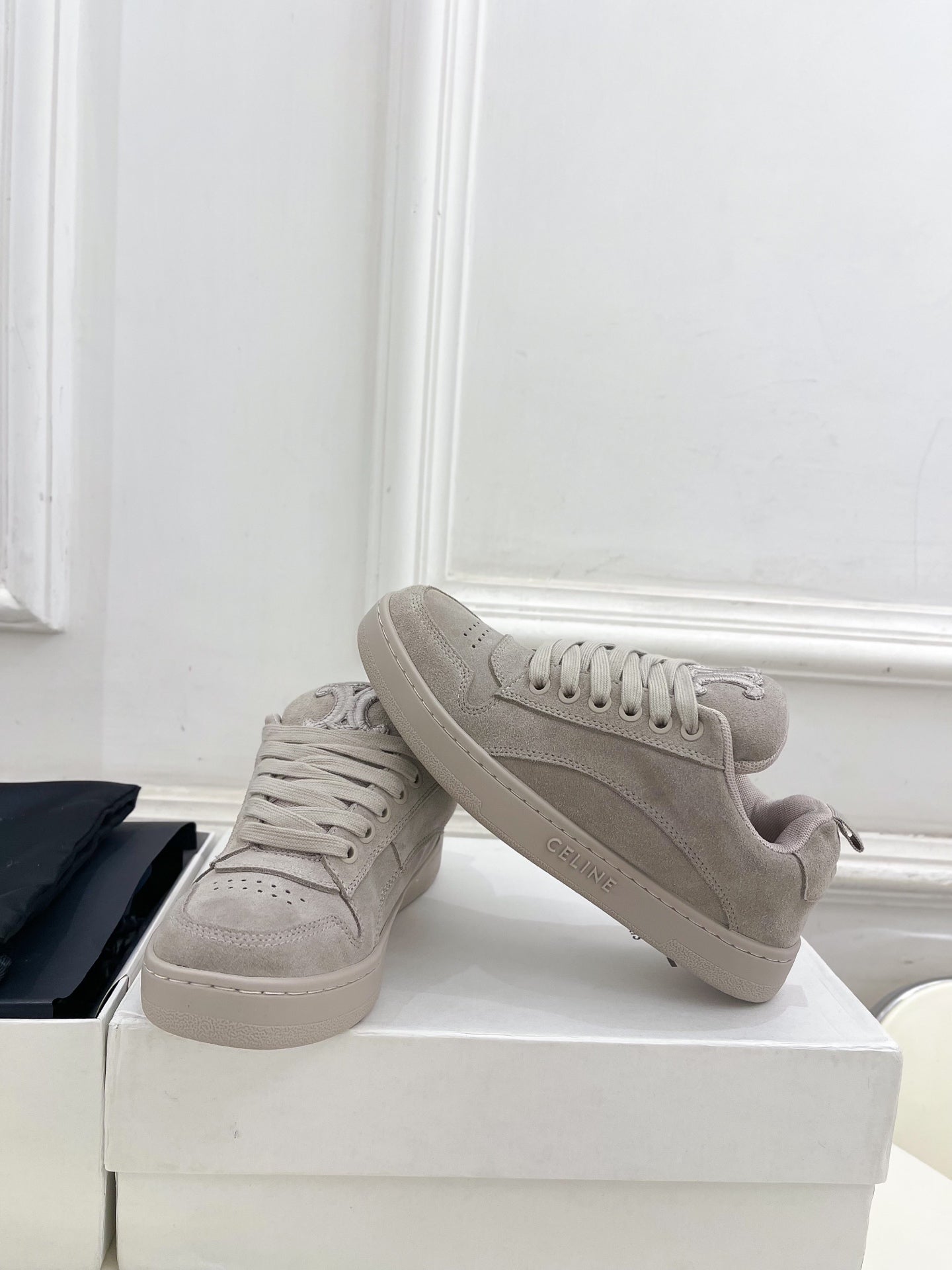 HUNTINGTON LOW LACE-UP SNEAKER IN PASTEL GRAY SUEDE AND MESH - 35