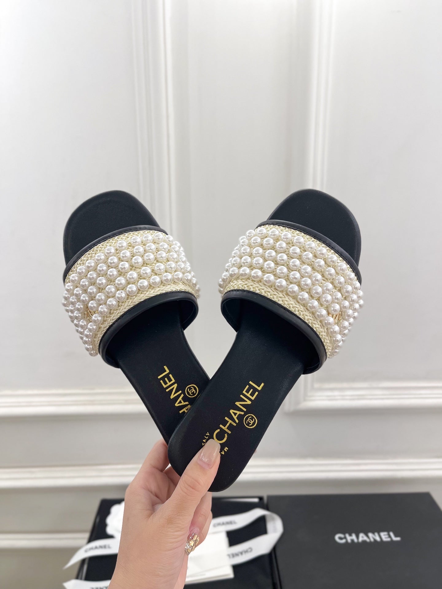 FLAT SLIDE IN BLACK CALFSKIN WITH PEARLS - 35