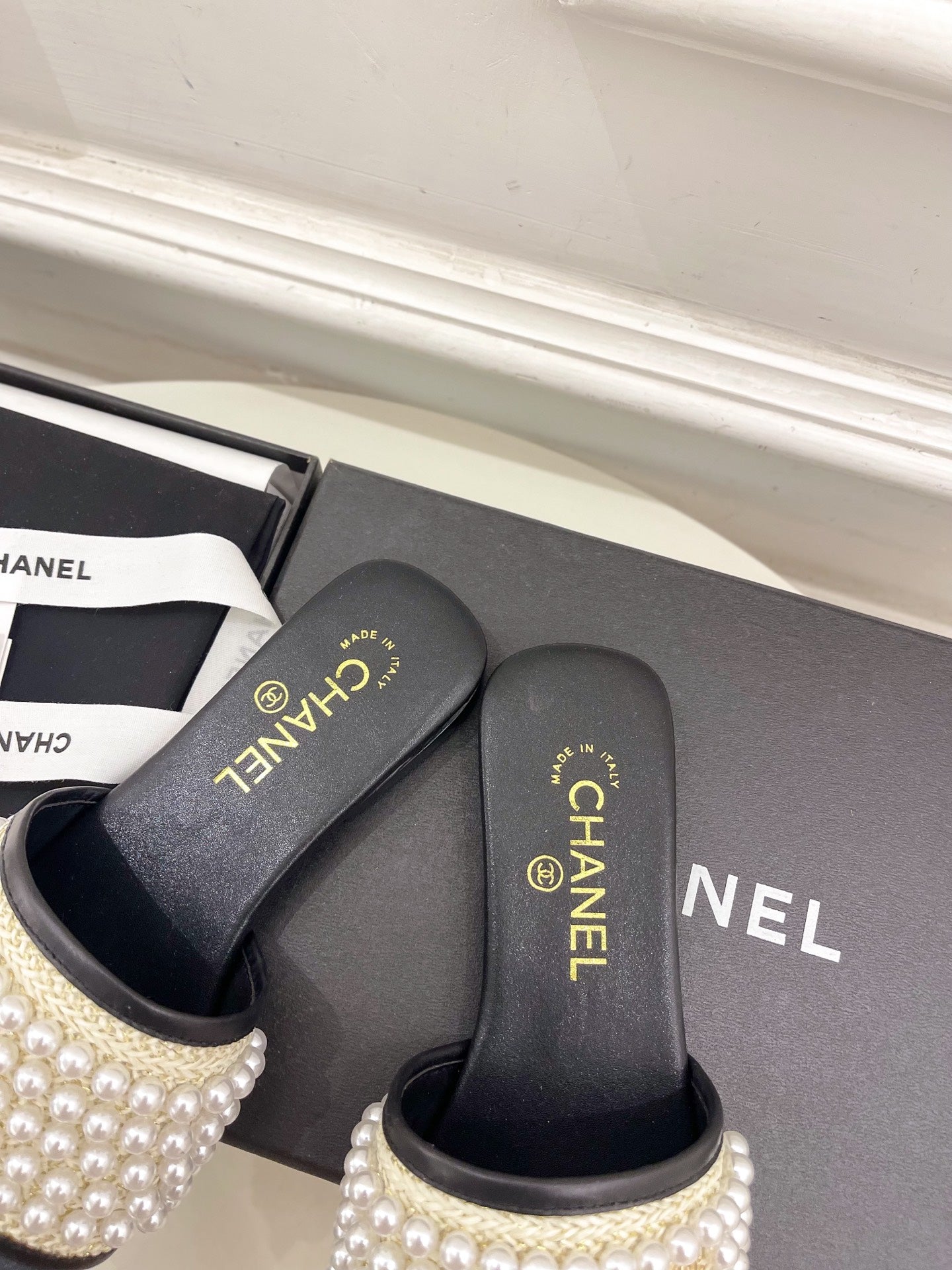 FLAT SLIDE IN BLACK CALFSKIN WITH PEARLS - 35