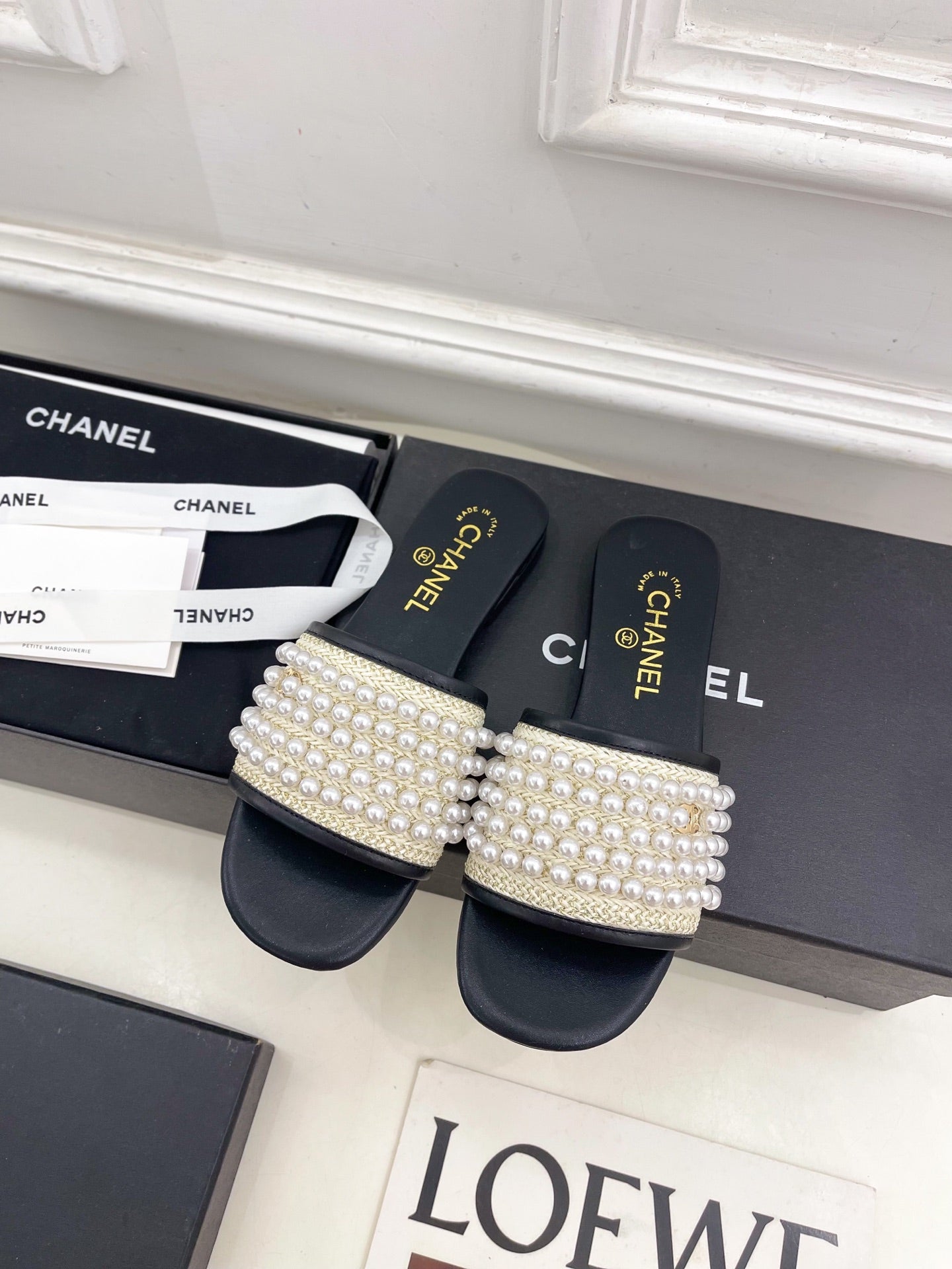 FLAT SLIDE IN BLACK CALFSKIN WITH PEARLS - 35