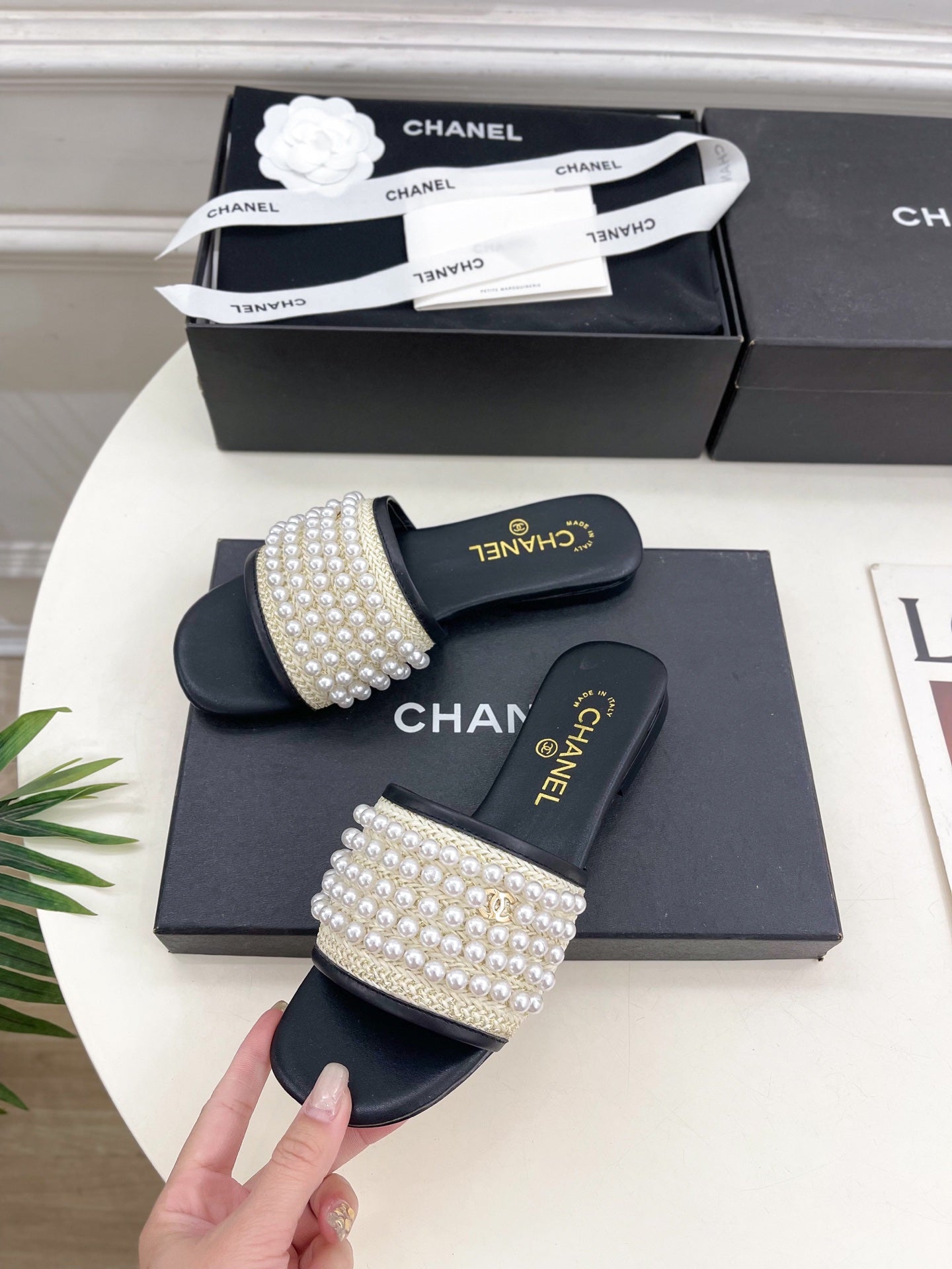 FLAT SLIDE IN BLACK CALFSKIN WITH PEARLS - 35