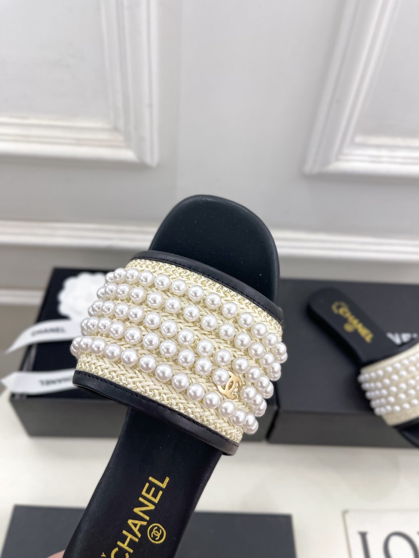 FLAT SLIDE IN BLACK CALFSKIN WITH PEARLS - 35