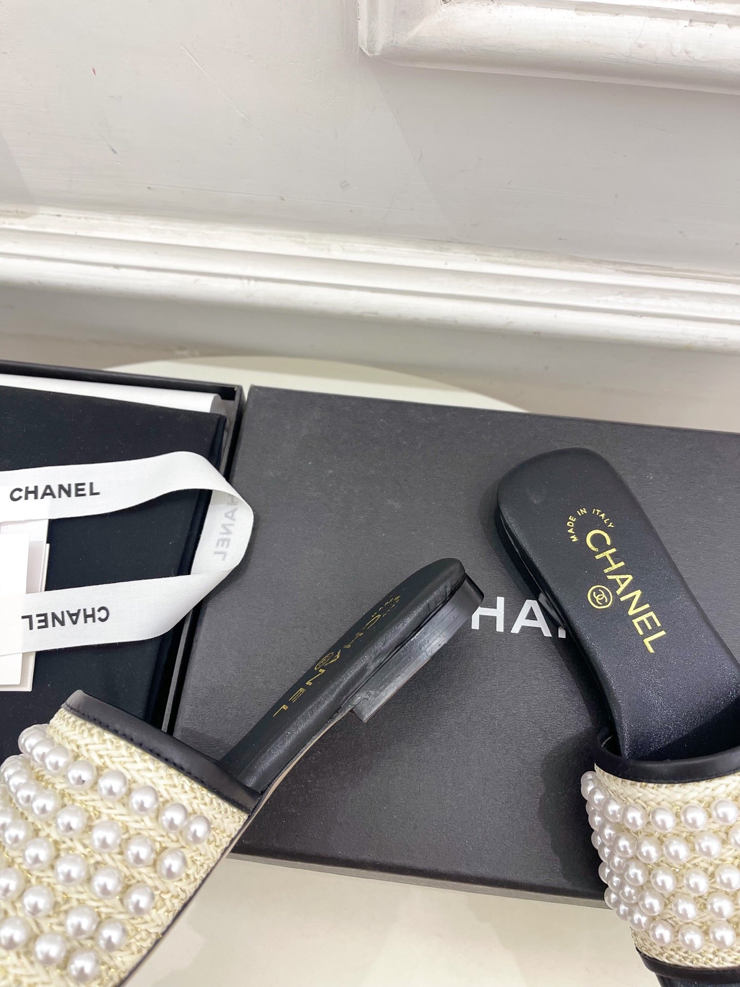 FLAT SLIDE IN BLACK CALFSKIN WITH PEARLS - 35