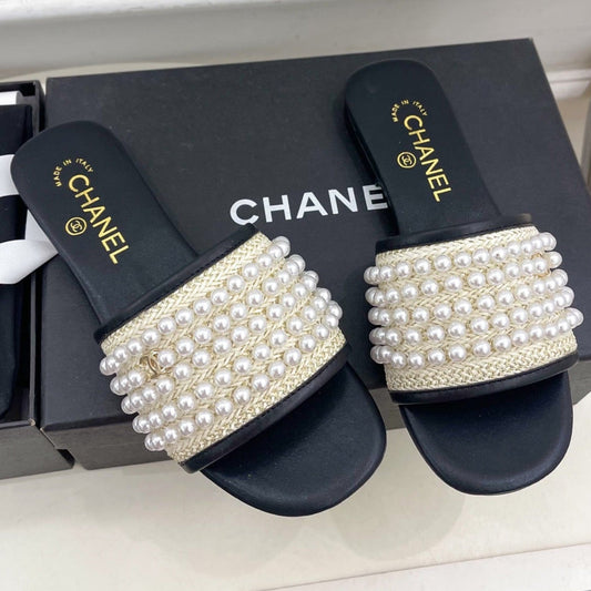 FLAT SLIDE IN BLACK CALFSKIN WITH PEARLS - 35