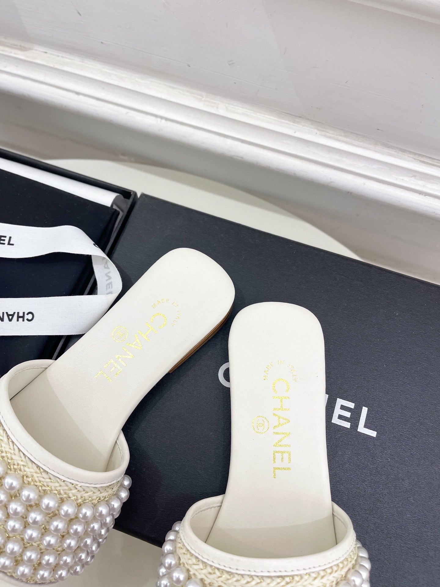 FLAT SLIDE IN WHITE CALFSKIN WITH PEARLS - 35
