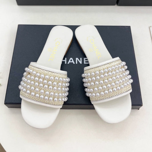 FLAT SLIDE IN WHITE CALFSKIN WITH PEARLS - 35