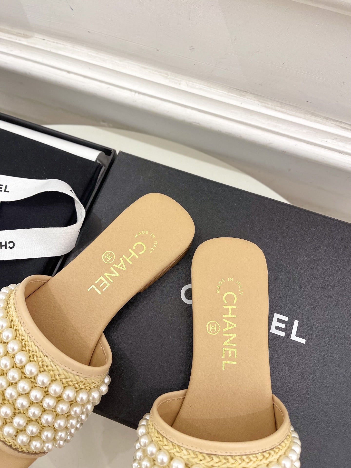 FLAT SLIDE IN FLAX YELLOW CALFSKIN WITH PEARLS - 35