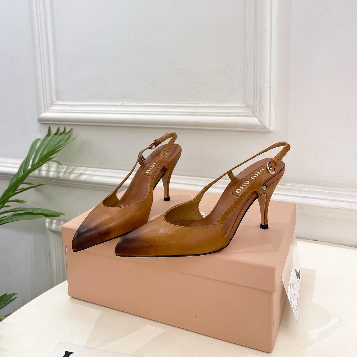 БОСОНІЖКИ-СЛІНГБЕКИ MIUMIU 26S 85 ММ З ТЕЛЯЧОЇ ШКІРИ КОЛЬОРУ КОНЬЯК
