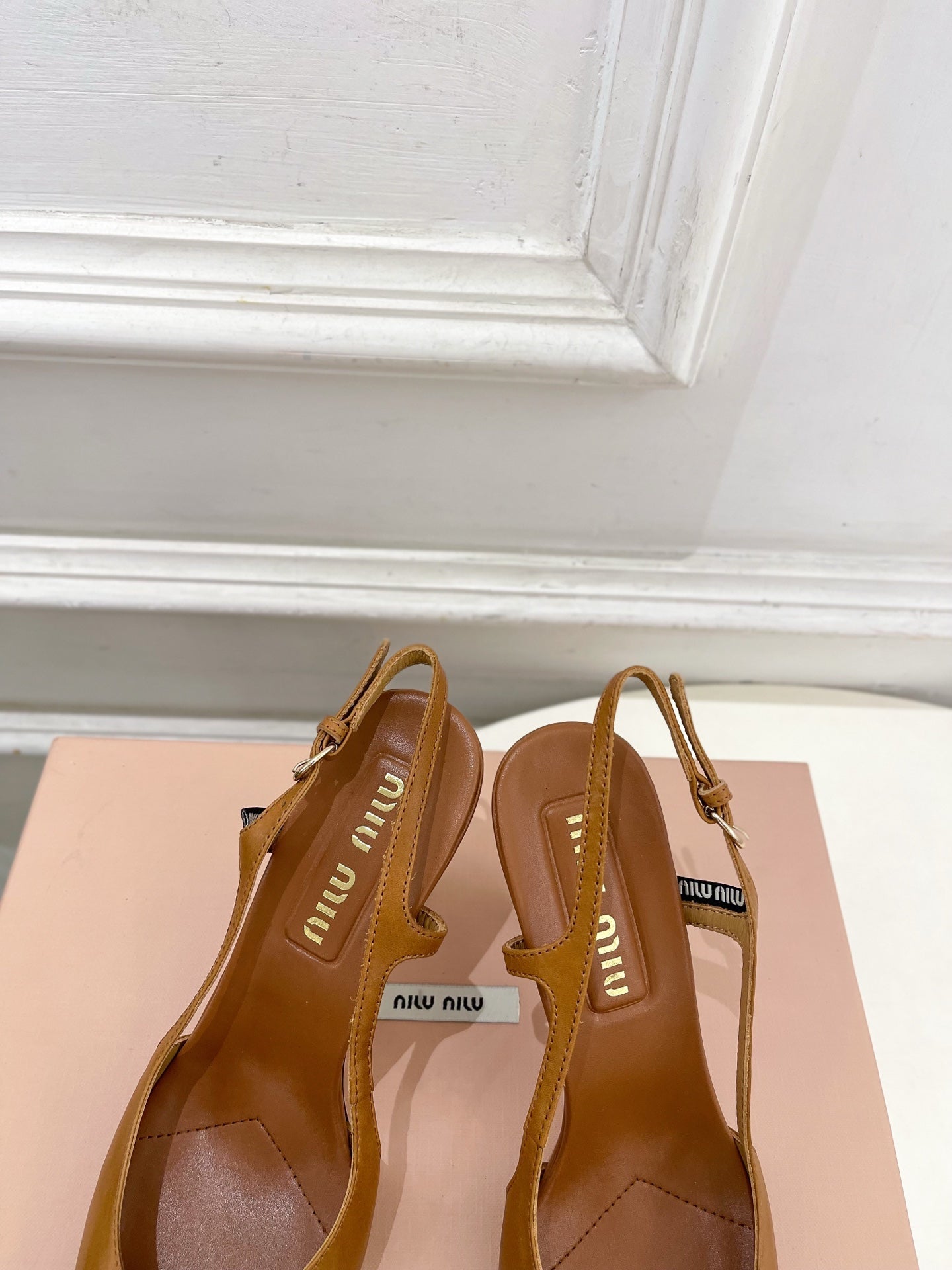 БОСОНІЖКИ-СЛІНГБЕКИ MIUMIU 26S 85 ММ З ТЕЛЯЧОЇ ШКІРИ КОЛЬОРУ КОНЬЯК