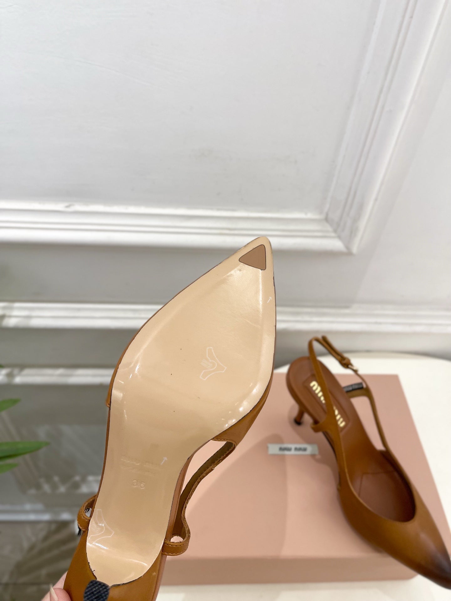 БОСОНІЖКИ-СЛІНГБЕКИ MIUMIU 26S 85 ММ З ТЕЛЯЧОЇ ШКІРИ КОЛЬОРУ КОНЬЯК