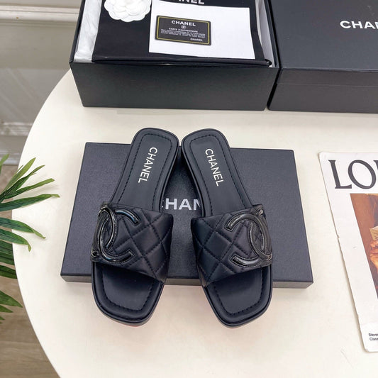 CHANEL 26S ПЛОСКІ ШЛЬОПАНЦІ З ЧОРНОЇ ОВЕЧОЇ ШКІРИ З ЛОГОТИПОМ CC