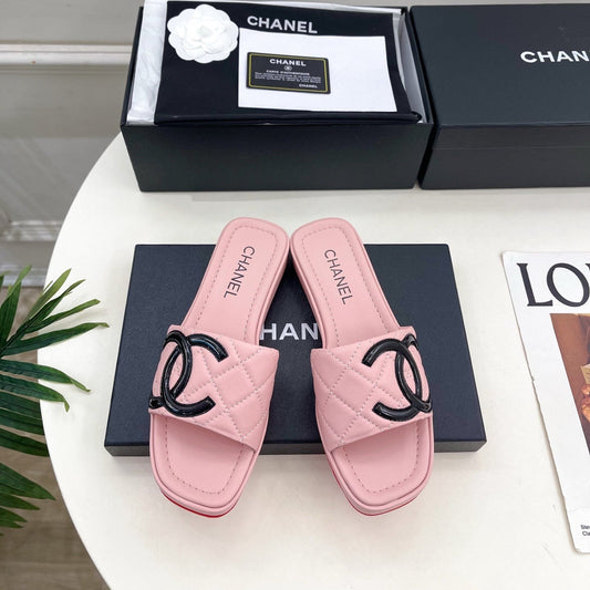 CHANEL 26S ПЛАСКІ ШЛЬОПАНЦІ ЗІ СВІТЛО-РОЖЕВОЇ ШКІРИ ЯГНЯТИ З ЧОРНИМ ЛОГОТИПОМ CC
