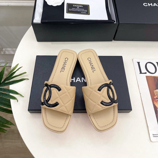 CHANEL 26S ПЛОСКІ ШЛЬОПАНЦІ З БЕЖЕВОЇ ШКІРИ ЯГНЯТИ З ЧОРНИМ ЛОГОТИПОМ CC