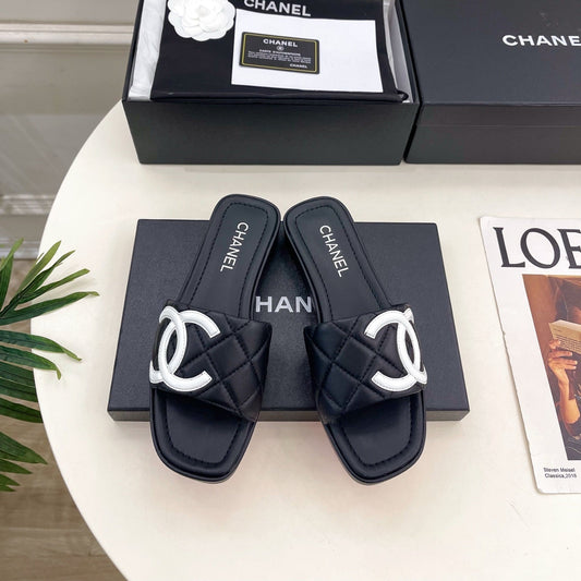 Шльопанці CHANEL 26S з чорної овечої шкіри з білим логотипом CC