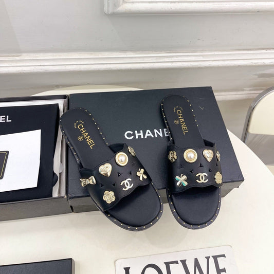 CHANEL 26S ПЛОСКІ САНДАЛІ З ЧОРНОЇ ОВЕЧОЇ ШКІРИ, ПРИКРАШЕНІ ШАРМАМИ