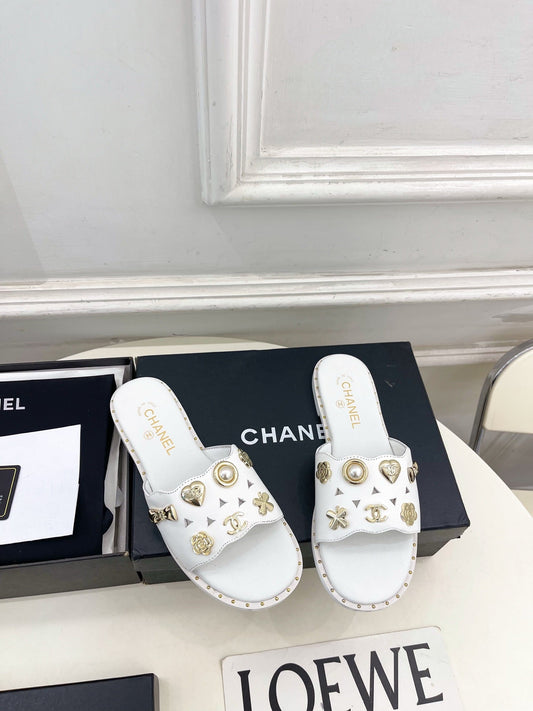 CHANEL 26S ПЛОСКІ САНДАЛІЇ З БІЛОЇ ОВЕЧОЇ ШКІРИ, ПРИКРАШЕНІ ШАРМАМИ