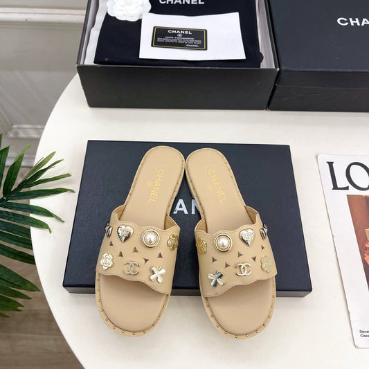 CHANEL 26S ПЛОСКІ САНДАЛІ З БЕЖЕВОЇ ШКІРИ ЯГНЯТИ, ДЕКОРОВАНІ ШАРМАМИ