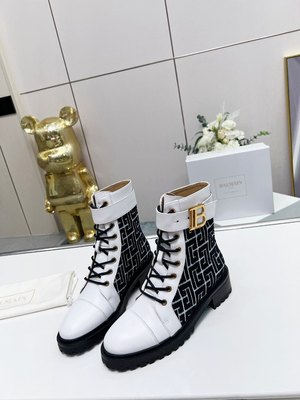 ЧОБОТИ BALMAIN 26S З БІЛОЇ ТЕЛЯЧОЇ ШКІРИ ТА ЧОРНОЇ ВОВНИ