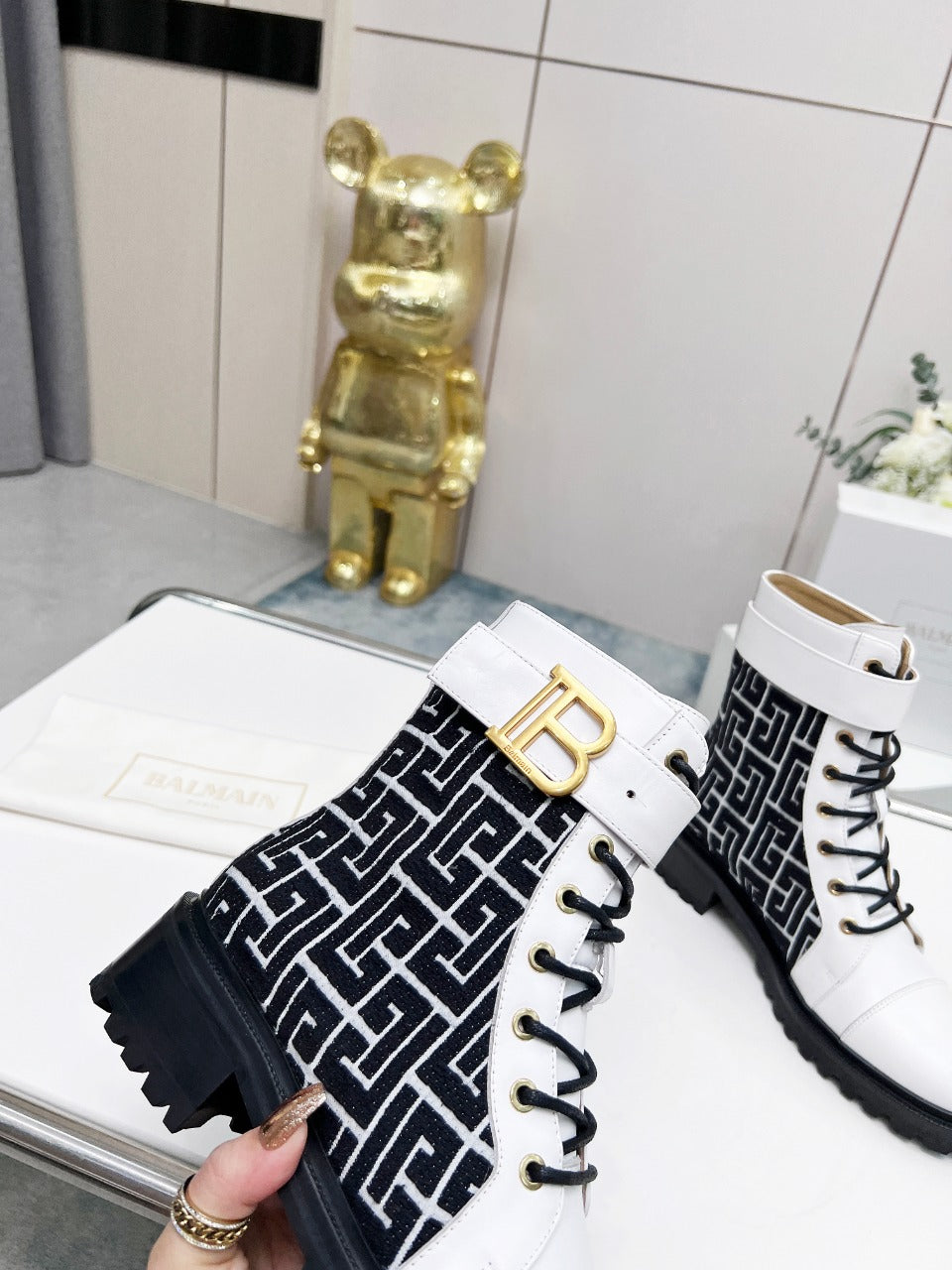 ЧОБОТИ BALMAIN 26S З БІЛОЇ ТЕЛЯЧОЇ ШКІРИ ТА ЧОРНОЇ ВОВНИ