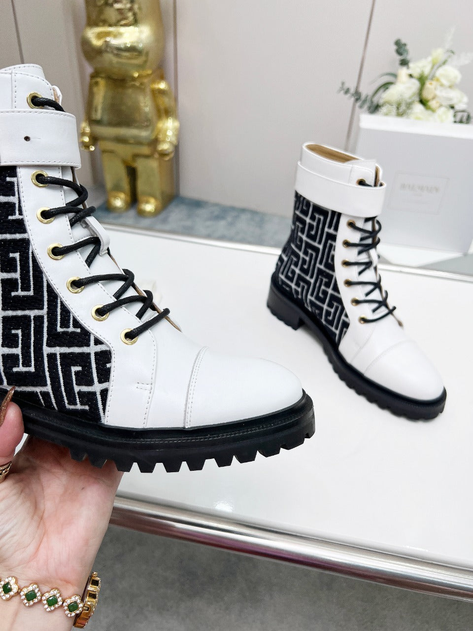 ЧОБОТИ BALMAIN 26S З БІЛОЇ ТЕЛЯЧОЇ ШКІРИ ТА ЧОРНОЇ ВОВНИ