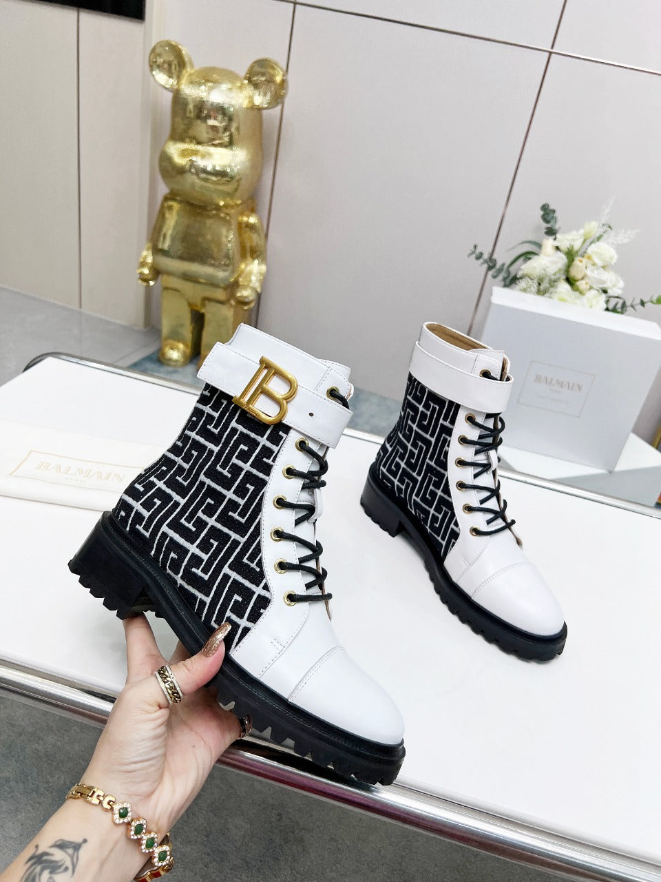 ЧОБОТИ BALMAIN 26S З БІЛОЇ ТЕЛЯЧОЇ ШКІРИ ТА ЧОРНОЇ ВОВНИ
