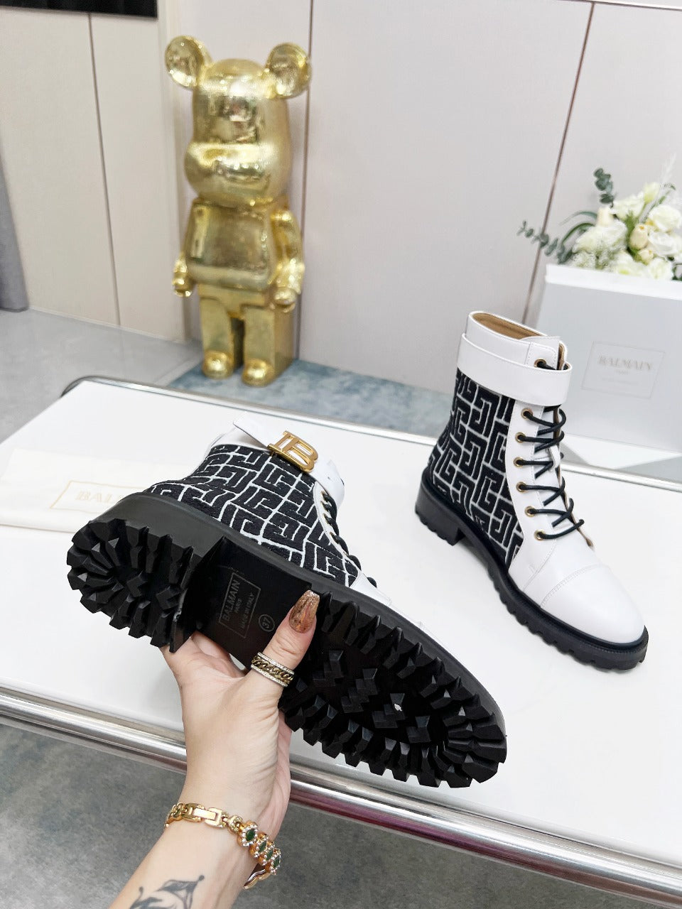 ЧОБОТИ BALMAIN 26S З БІЛОЇ ТЕЛЯЧОЇ ШКІРИ ТА ЧОРНОЇ ВОВНИ