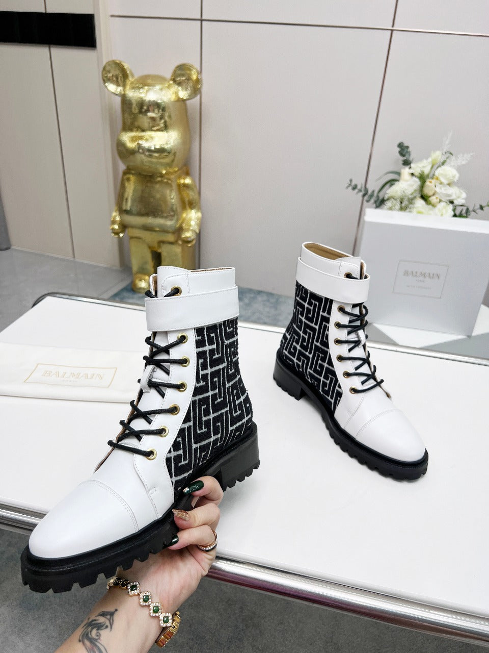 ЧОБОТИ BALMAIN 26S З БІЛОЇ ТЕЛЯЧОЇ ШКІРИ ТА ЧОРНОЇ ВОВНИ