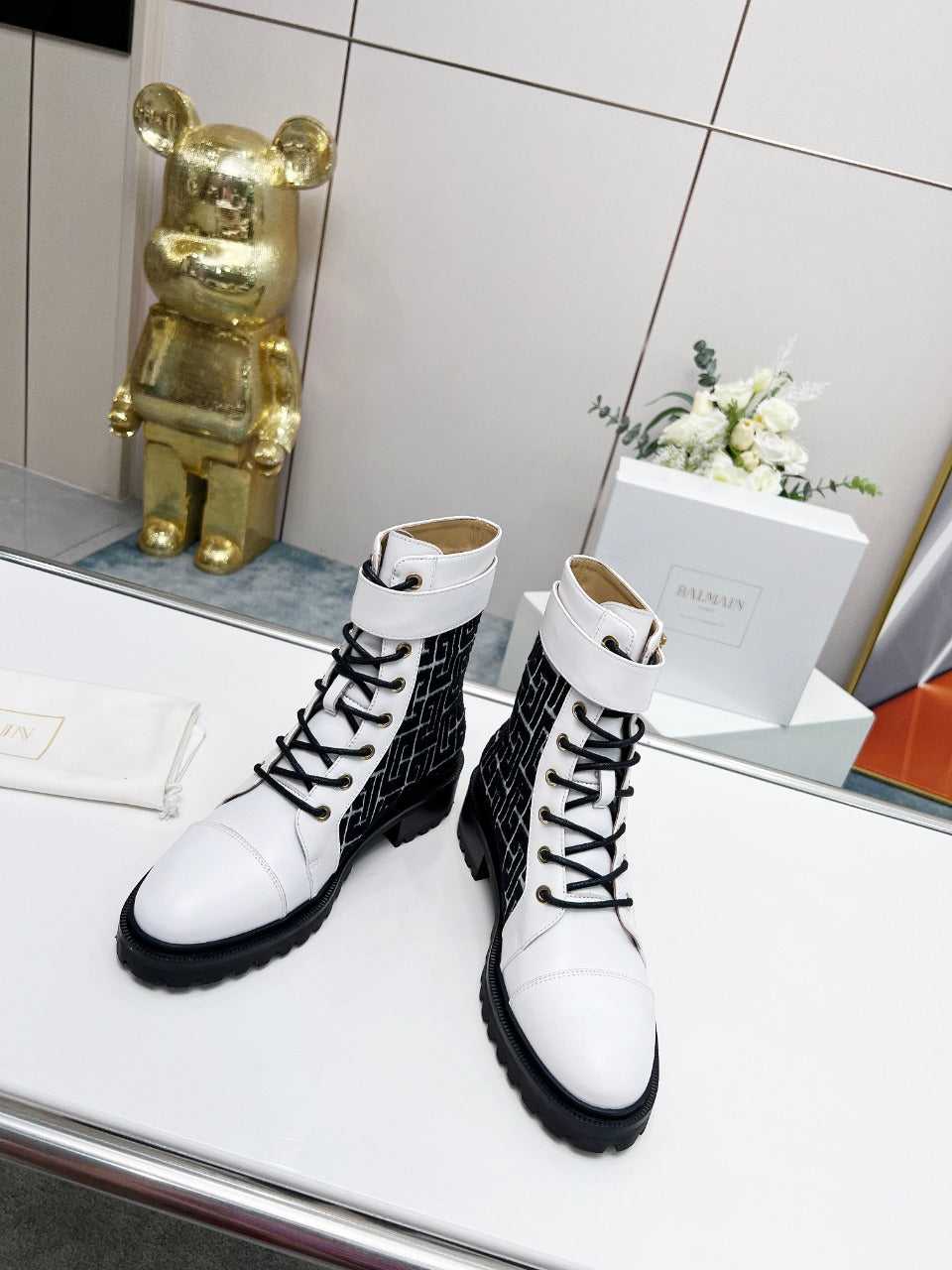 ЧОБОТИ BALMAIN 26S З БІЛОЇ ТЕЛЯЧОЇ ШКІРИ ТА ЧОРНОЇ ВОВНИ