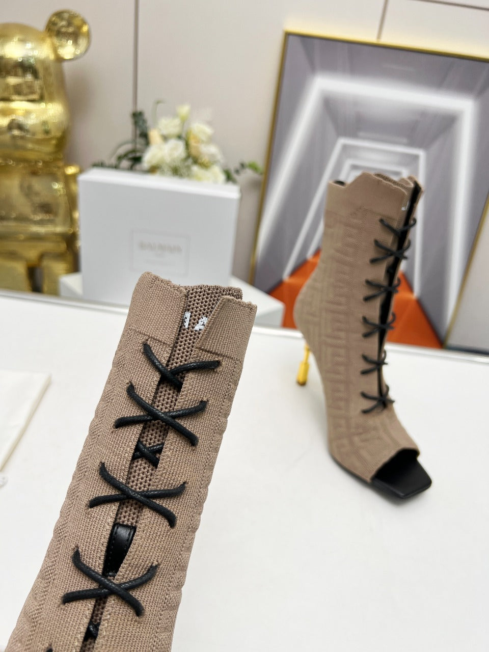 BALMAIN 26S ЧЕРЕВИКИ НА ШНУРІВЦІ З ВІДКРИТИМ НОСКОМ 95 ММ З СІРУВАТО-КОРИЧНЕВОГО ТРИКОТАЖУ FLYKNIT