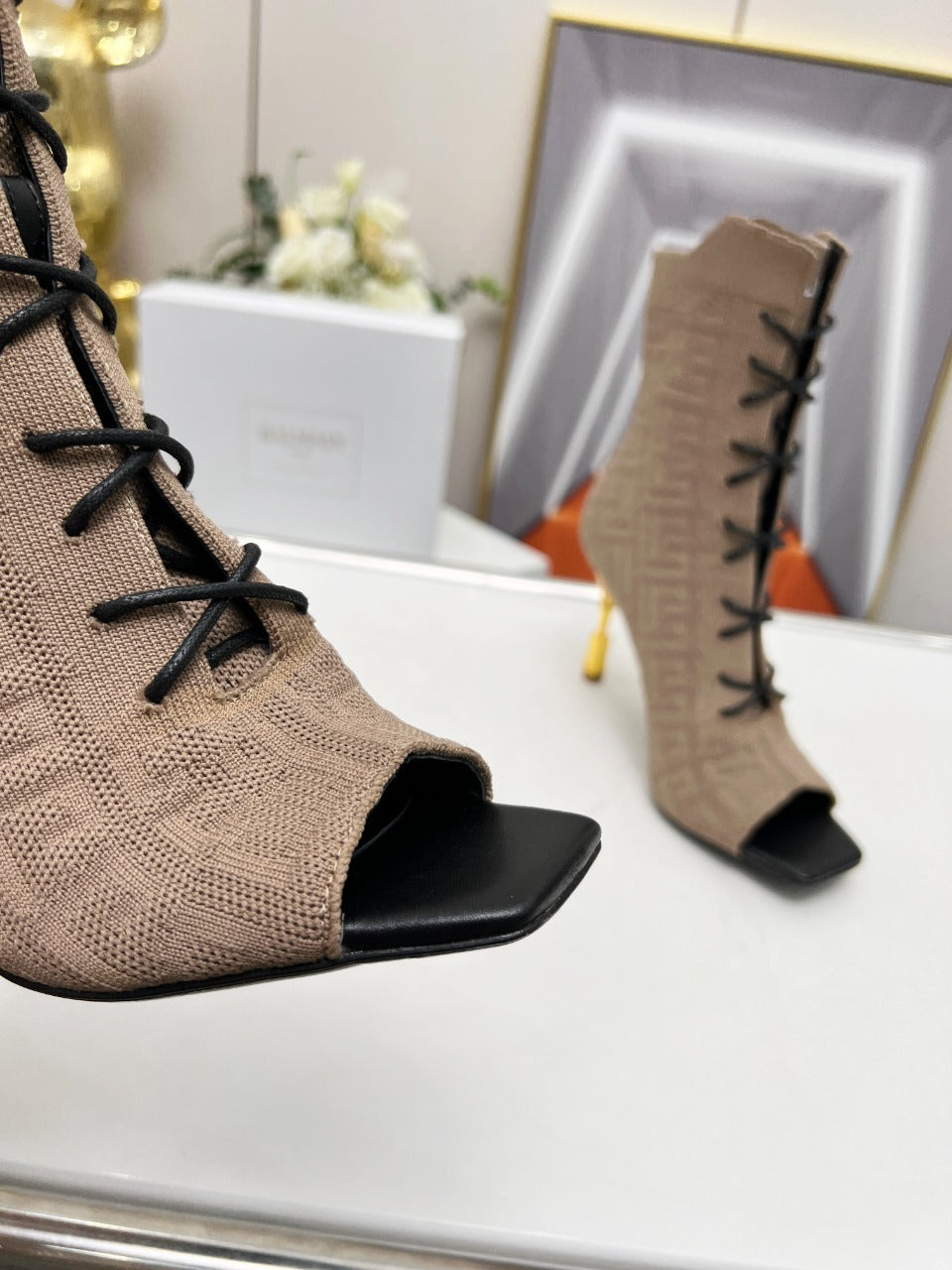 BALMAIN 26S ЧЕРЕВИКИ НА ШНУРІВЦІ З ВІДКРИТИМ НОСКОМ 95 ММ З СІРУВАТО-КОРИЧНЕВОГО ТРИКОТАЖУ FLYKNIT