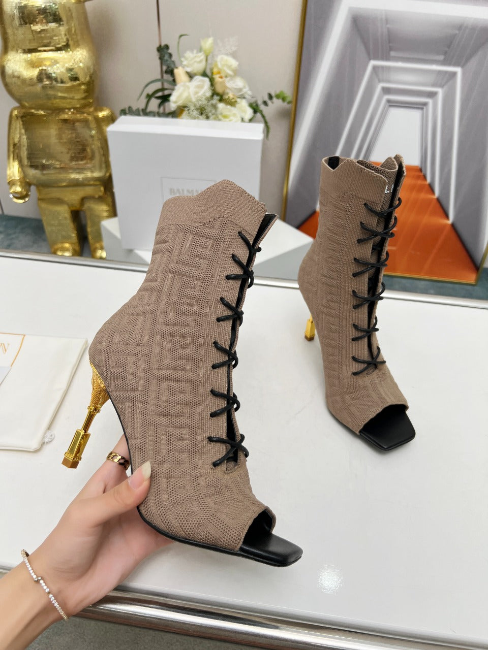 BALMAIN 26S ЧЕРЕВИКИ НА ШНУРІВЦІ З ВІДКРИТИМ НОСКОМ 95 ММ З СІРУВАТО-КОРИЧНЕВОГО ТРИКОТАЖУ FLYKNIT