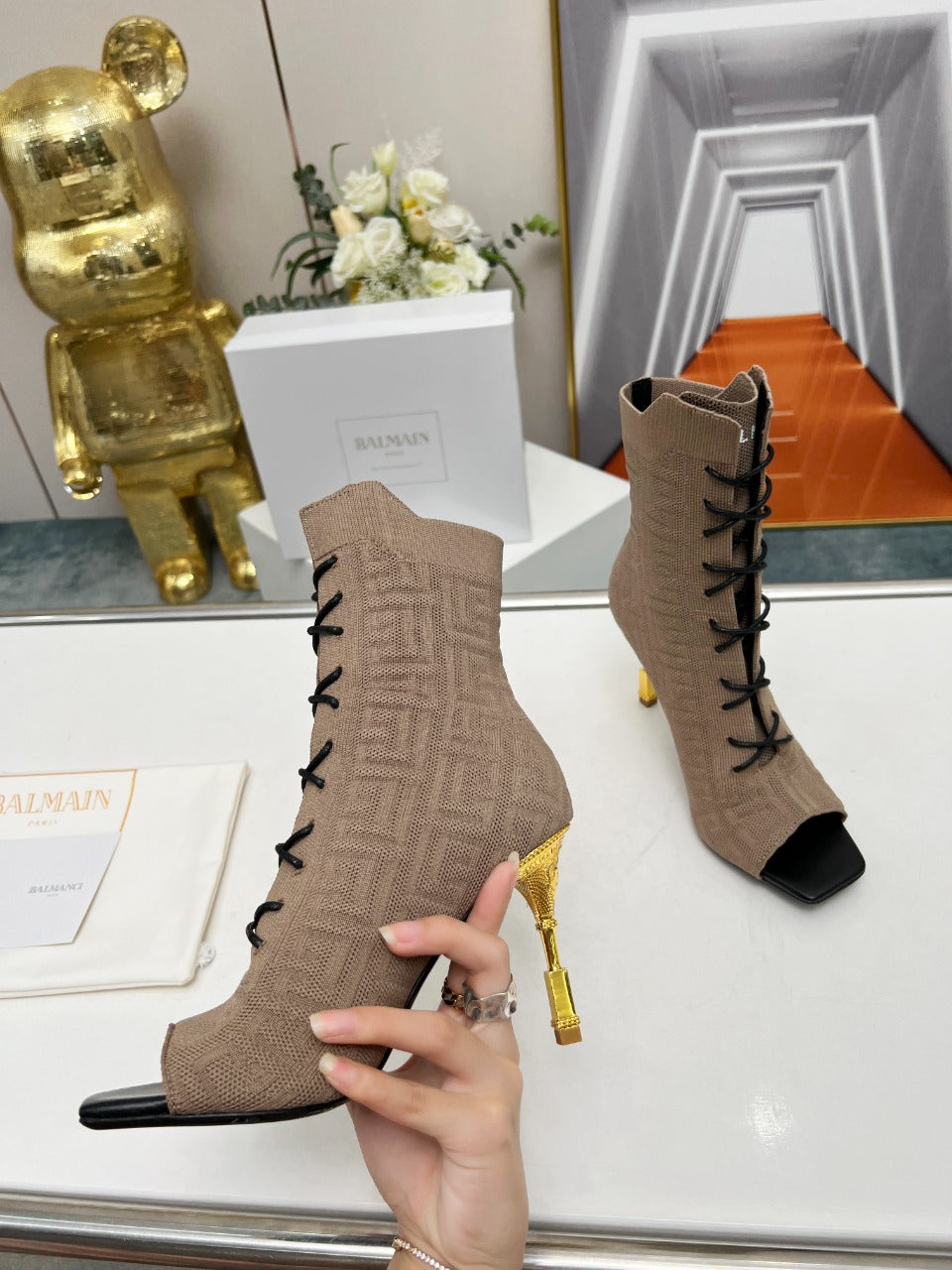 BALMAIN 26S ЧЕРЕВИКИ НА ШНУРІВЦІ З ВІДКРИТИМ НОСКОМ 95 ММ З СІРУВАТО-КОРИЧНЕВОГО ТРИКОТАЖУ FLYKNIT