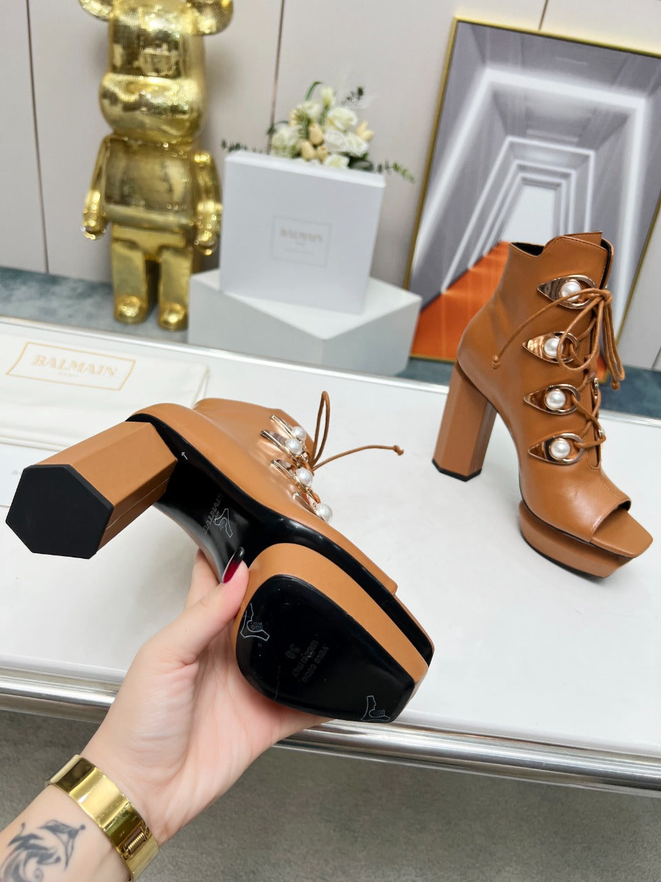 BALMAIN 26S ВІДКРИТІ ЧЕРЕВИКИ 115 ММ З КОРИЧНЕВОЇ ТЕЛЯЧОЇ ШКІРИ, ПРИКРАШЕНІ ПЕРЛАМИ
