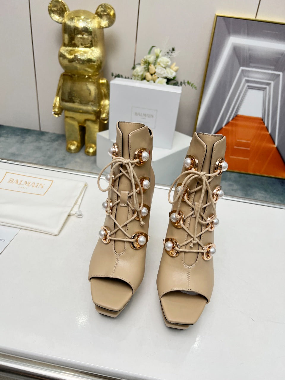 ЧОБОТИ BALMAIN 26S З ВІДКРИТИМ НОСКОМ 115 ММ З ТЕМНО-БЕЖЕВОЇ ТЕЛЯЧОЇ ШКІРИ, ПРИКРАШЕНІ ПЕРЛИНАМИ